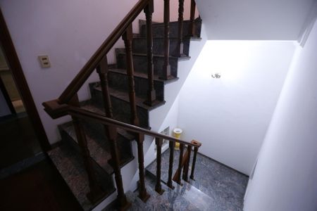 Casa para alugar com 580m², 4 quartos e 8 vagas Casa para alugar com 580m², 4 quartos e 8 vagasEscada