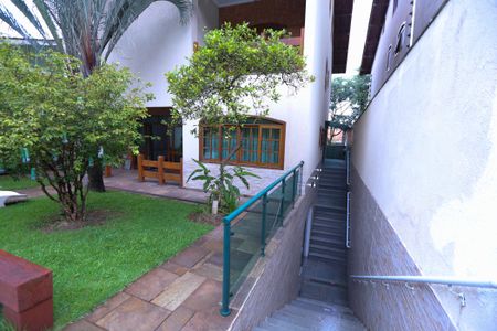 Casa para alugar com 580m², 4 quartos e 8 vagas Casa para alugar com 580m², 4 quartos e 8 vagasEscada