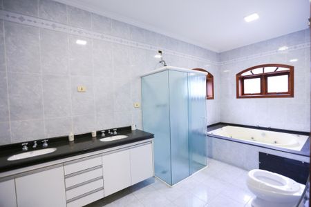 Casa para alugar com 580m², 4 quartos e 8 vagas Casa para alugar com 580m², 4 quartos e 8 vagasBanheiro da Suíte 2