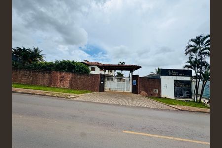 Casa para alugar com 2400m², 6 quartos e 4 vagasFachada