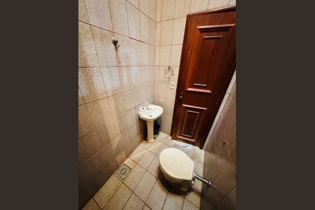 Casa para alugar com 2400m², 6 quartos e 4 vagasBanheiro externo