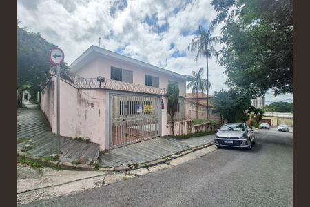 Casa à venda com 234m², 5 quartos e 3 vagas Casa à venda com 234m², 5 quartos e 3 vagasFachada