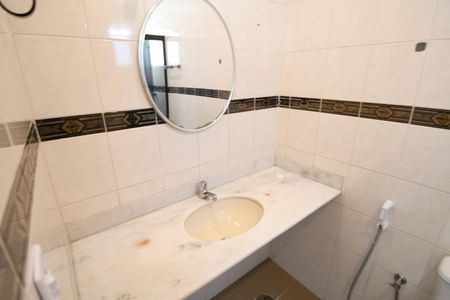 Banheiro de kitnet/studio para alugar com 1 quarto, 40m² em Centro, Campinas