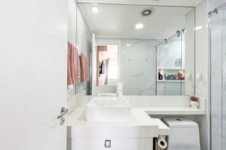 Apartamento à venda com 82m², 2 quartos e 2 vagas Apartamento à venda com 82m², 2 quartos e 2 vagasBanheiro da Suíte