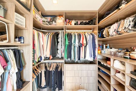 Apartamento à venda com 82m², 2 quartos e 2 vagas Apartamento à venda com 82m², 2 quartos e 2 vagasCloset da suíte