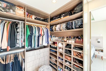 Apartamento à venda com 82m², 2 quartos e 2 vagas Apartamento à venda com 82m², 2 quartos e 2 vagasCloset da suíte