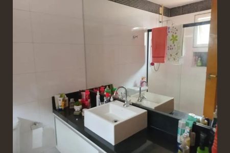 Casa de condomínio para alugar com 240m², 3 quartos e 3 vagasBanheiro