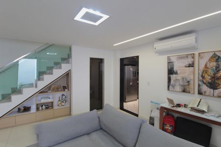 Sala de casa à venda com 3 quartos, 150m² em Trevo, Belo Horizonte