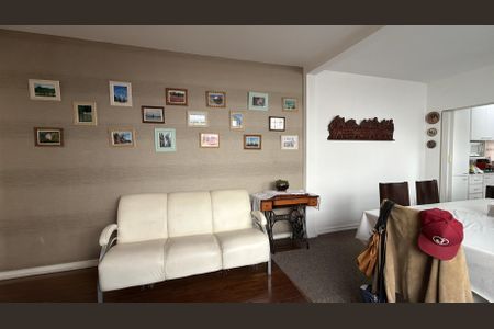 Casa à venda com 140m², 3 quartos e sem vaga Casa à venda com 140m², 3 quartos e sem vagaSala