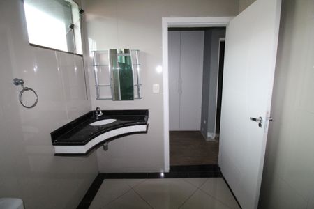 Casa de condomínio para alugar com 460m², 4 quartos e 4 vagasBanheiro da Suíte 3