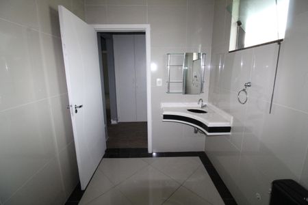 Casa de condomínio para alugar com 460m², 4 quartos e 4 vagasBanheiro