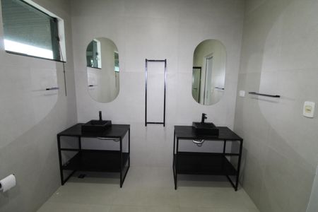 Casa de condomínio para alugar com 460m², 4 quartos e 4 vagasBanheiro da Suíte 2