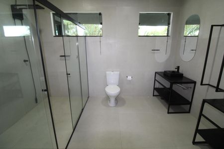 Casa de condomínio para alugar com 460m², 4 quartos e 4 vagasBanheiro da Suíte 2