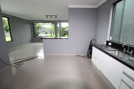 Casa de condomínio para alugar com 460m², 4 quartos e 4 vagasCozinha