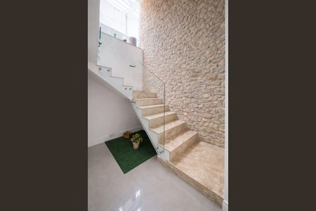 Casa à venda com 400m², 4 quartos e 5 vagas Casa à venda com 400m², 4 quartos e 5 vagasEscada