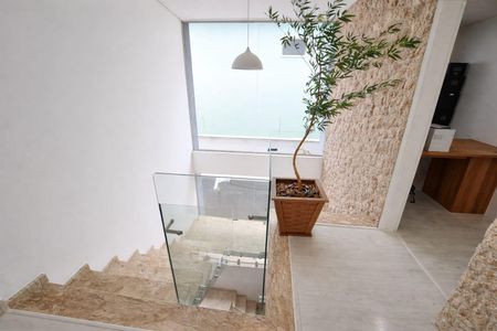 Casa à venda com 400m², 4 quartos e 5 vagas Casa à venda com 400m², 4 quartos e 5 vagasEscada