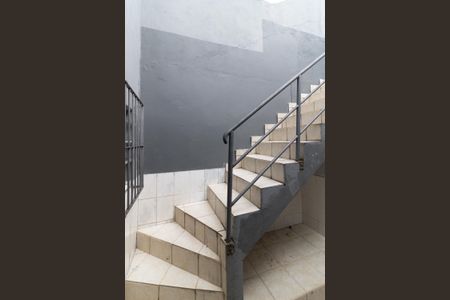 Casa à venda com 124m², 4 quartos e 2 vagas Casa à venda com 124m², 4 quartos e 2 vagasEscada