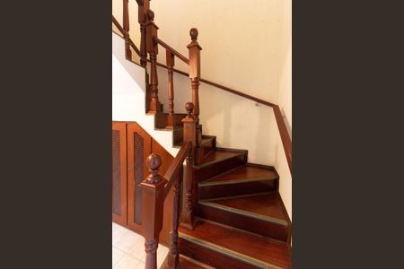 Casa à venda com 124m², 4 quartos e 2 vagas Casa à venda com 124m², 4 quartos e 2 vagasEscada