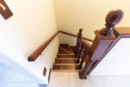 Casa à venda com 124m², 4 quartos e 2 vagas Casa à venda com 124m², 4 quartos e 2 vagasEscada