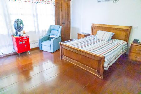 Casa à venda com 400m², 4 quartos e 15 vagas Casa à venda com 400m², 4 quartos e 15 vagasQuarto 1/ closet/ suite/ varanda