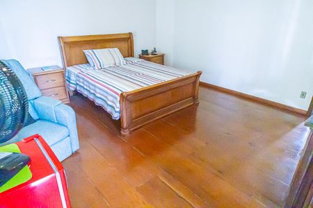 Casa à venda com 400m², 4 quartos e 15 vagas Casa à venda com 400m², 4 quartos e 15 vagasQuarto 1/ closet/ suite/ varanda