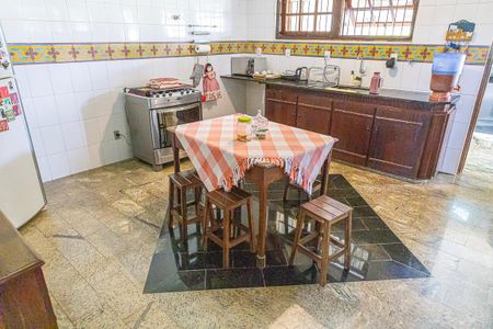 Casa à venda com 400m², 4 quartos e 15 vagas Casa à venda com 400m², 4 quartos e 15 vagasCozinha