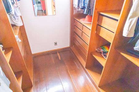 Casa à venda com 400m², 4 quartos e 15 vagas Casa à venda com 400m², 4 quartos e 15 vagasCloset