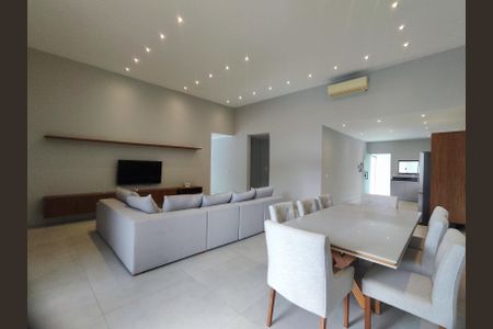 Sala de casa de condomínio para alugar com 4 quartos, 200m² em Vargem Grande, Rio de Janeiro