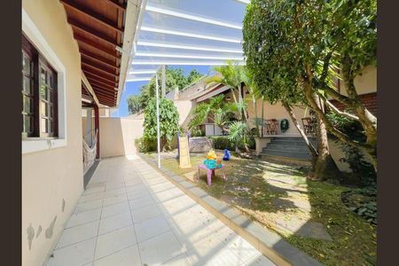 Casa à venda com 380m², 5 quartos e 6 vagasQuintal