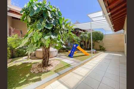 Casa à venda com 380m², 5 quartos e 6 vagasQuintal