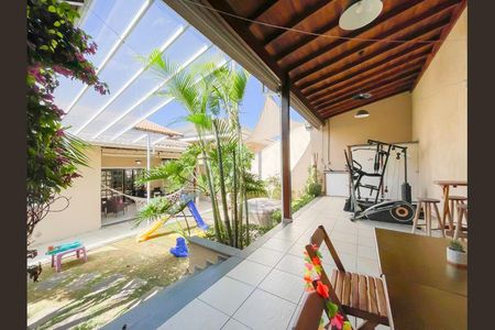 Casa à venda com 380m², 5 quartos e 6 vagasQuintal