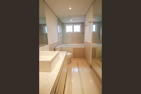 Apartamento à venda com 317m², 4 quartos e 4 vagasBanheiro da Suíte 4