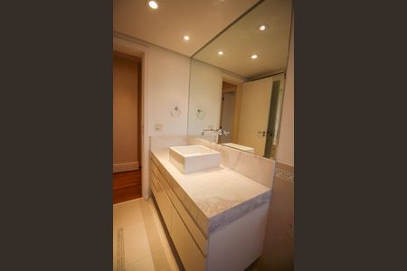 Apartamento à venda com 317m², 4 quartos e 4 vagasBanheiro da Suíte 4