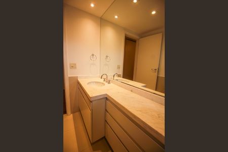 Apartamento à venda com 317m², 4 quartos e 4 vagasBanheiro da Suíte 3