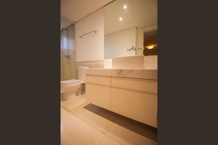 Apartamento à venda com 317m², 4 quartos e 4 vagasBanheiro da Suíte 4