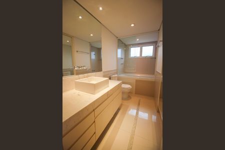 Apartamento à venda com 317m², 4 quartos e 4 vagasBanheiro da Suíte 4