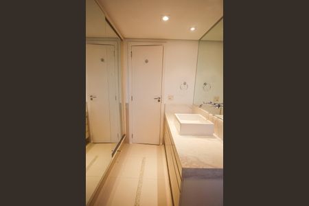 Apartamento à venda com 317m², 4 quartos e 4 vagasBanheiro da Suíte 4