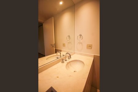 Apartamento à venda com 317m², 4 quartos e 4 vagasBanheiro da Suíte 1