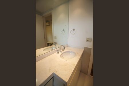 Apartamento à venda com 317m², 4 quartos e 4 vagasBanheiro da Suíte 2