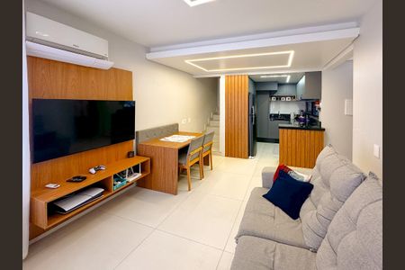 Sala de TV de casa de condomínio para alugar com 3 quartos, 112m² em Canasvieiras, Florianópolis