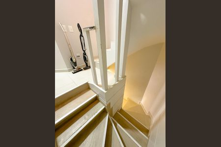 Casa de condomínio para alugar com 112m², 3 quartos e 2 vagasEscada