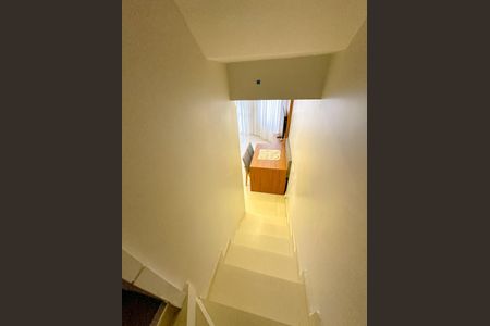 Casa de condomínio para alugar com 112m², 3 quartos e 2 vagasEscada