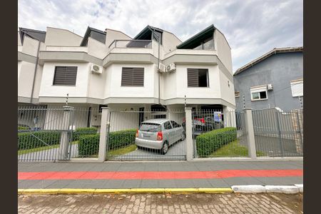 Casa de condomínio para alugar com 112m², 3 quartos e 2 vagasFachada