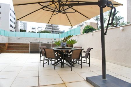 Apartamento à venda com 318m², 3 quartos e 3 vagas Apartamento à venda com 318m², 3 quartos e 3 vagasÁrea Privada - Mesa com cadeiras e guarda-sol