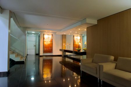 Apartamento à venda com 318m², 3 quartos e 3 vagas Apartamento à venda com 318m², 3 quartos e 3 vagasÁrea comum - Hall