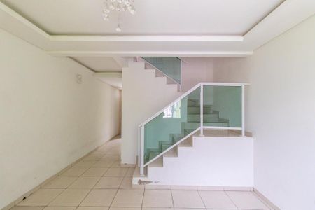 Casa para alugar com 76m², 2 quartos e 2 vagasSala