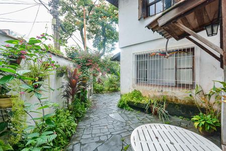 Casa à venda com 202m², 4 quartos e 1 vaga Casa à venda com 202m², 4 quartos e 1 vagaQuintal