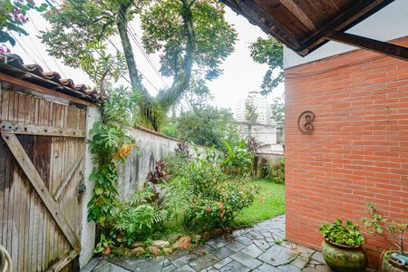 Casa à venda com 202m², 4 quartos e 1 vaga Casa à venda com 202m², 4 quartos e 1 vagaQuintal