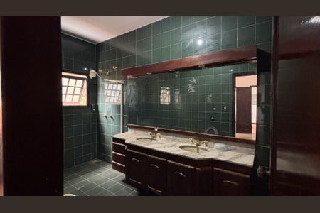 Casa para alugar com 450m², 5 quartos e 6 vagasBanheiro da Suíte 1