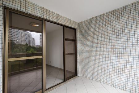 Apartamento à venda com 70m², 3 quartos e 1 vaga Apartamento à venda com 70m², 3 quartos e 1 vagaVaranda